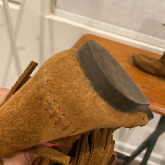 Minnetonka Moccasin Boots 3 Tier layer Fringe Boots Suede Size 6 Brown - Picture 7 of 10